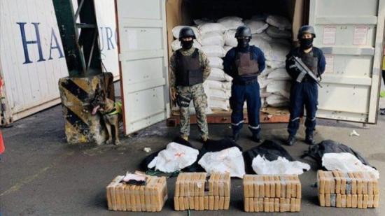 Militares ecuatorianos hallan cocaína en un buque liberiano que iba a Panamá