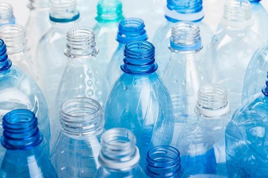 Ecuador emprende campaña para reducir el consumo de botellas de plástico