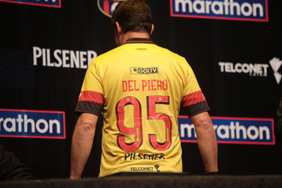 Barcelona presentó su nueva camiseta junto al italiano  Alessandro Del Piero
