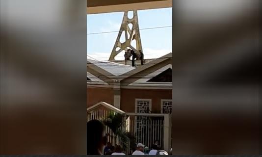 Hombre intenta suicidarse en Portoviejo subiéndose a la torre de una iglesia
