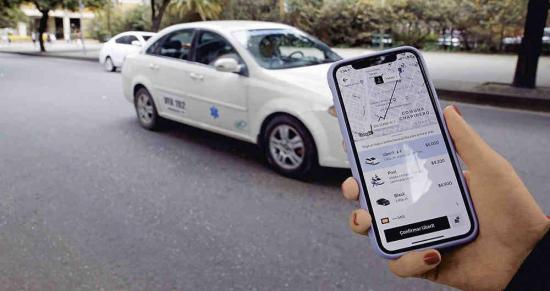Compañía de taxis veta a empleado que mandó a conductoras de Uber a lavar y planchar