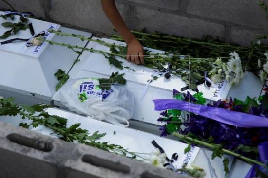 Familia asesinada en Guerra de El Salvador recibe sepultura 37 años después