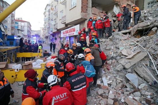 Turquía se vuelca en el rescate tras un terremoto con 29 muertos