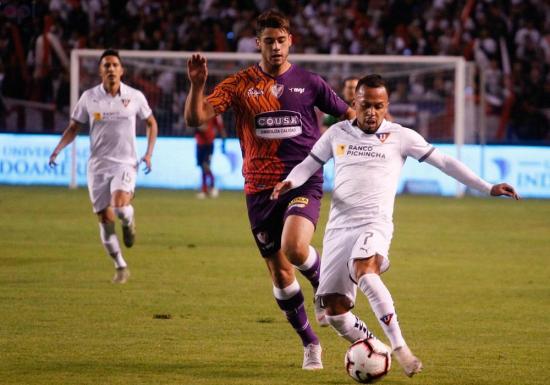 Liga de Quito gana su 'Noche Blanca' al Fénix uruguayo