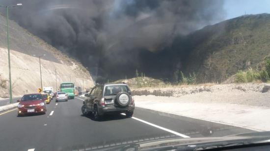 Tanquero cargado de combustible se incendia en el sector del Puente de Guayllabamba, en Quito