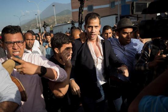 Guaidó recibe golpes y empujones de muchedumbre chavista al llegar a Caracas