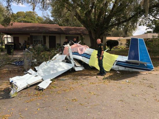Mueren dos personas al estrellarse una avioneta contra una vivienda en EEUU