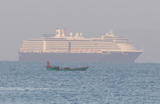 Llega a Camboya el crucero rechazado por cinco países por temor a coronavirus