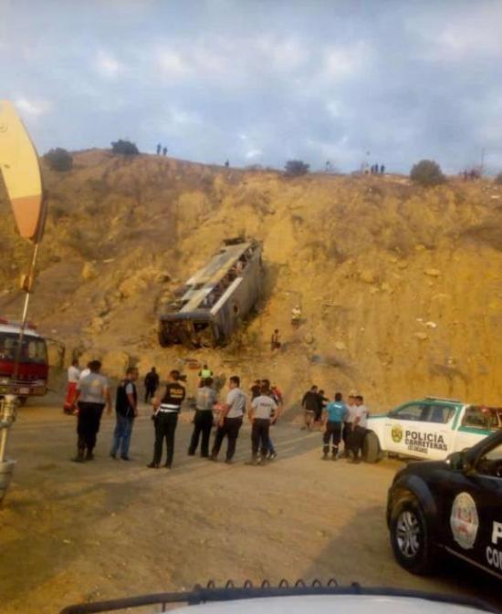 Policía de Perú confirma seis fallecidos en accidente de bus con hinchas barcelonistas