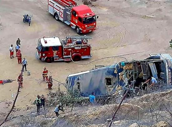 Un bus con hinchas de Barcelona SC sufrió un accidente en Perú, cerca a Máncora