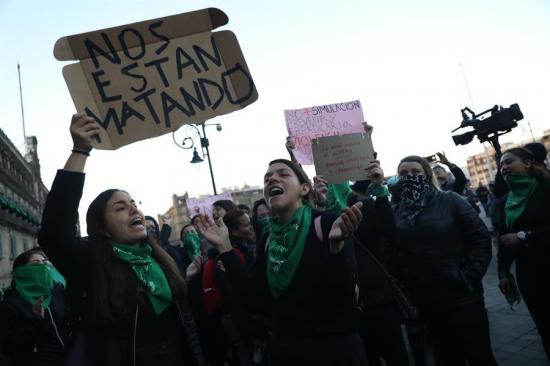 ''López Obrador feminicida'', gritan mujeres mexicanas desde Palacio Nacional