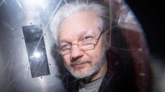 Trump ofreció indulto a Assange por negar implicación de Rusia, según testigo