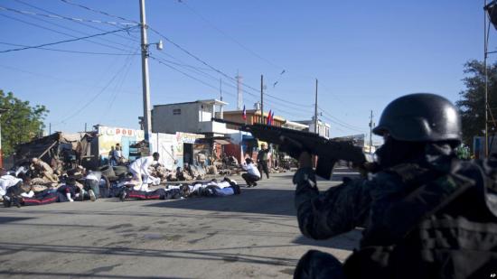 Militares y policías de Haití se enfrentan a tiros en el centro de la capital