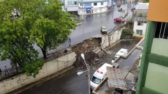 Deslizamientos e inundaciones en varios cantones de Manabí tras fuertes lluvias