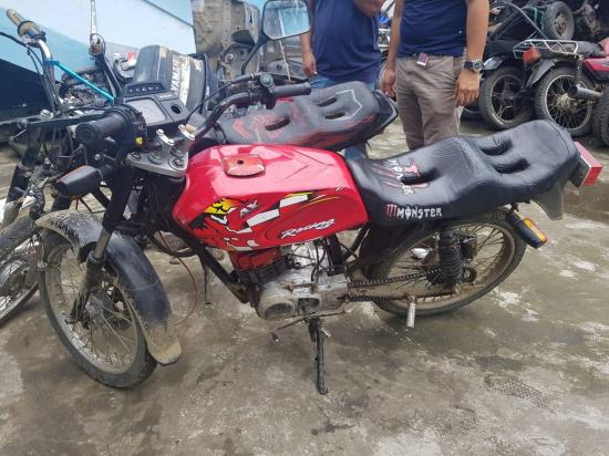 JIPIJAPA: Dos hombres fueron detenidos tras supuestamente robar una moto