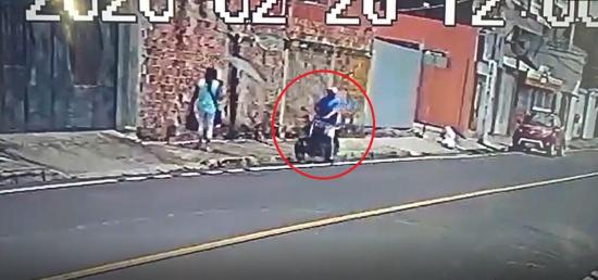 PORTOVIEJO: Mujer fue asaltada por motociclista en plena luz del día
