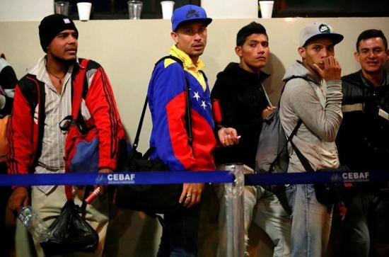 Venezolanos tendrán 60 días tras emergencia para regular estadía en Ecuador