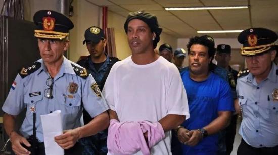 El COVID-19 opaca en los medios de Paraguay a Ronaldinho, su preso más famoso