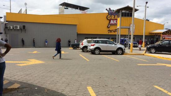 Supermercados abren más temprano ante nuevo horario de toque de queda en Ecuador