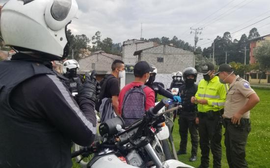Cerca de mil detenidos por infringir el toque de queda extendido en Ecuador