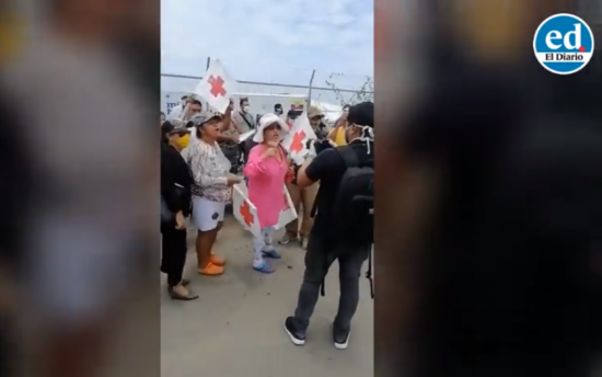 Ciudadanos protestan en los exteriores del hospital móvil de Pedernales