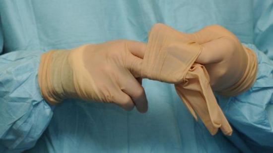 El mayor fabricante de guantes médicos garantiza producción pese a COVID-19