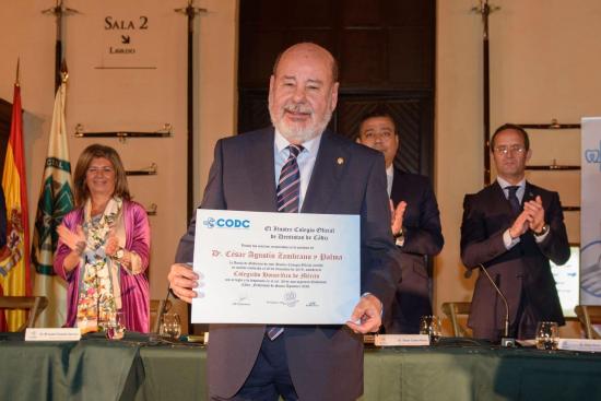 Manabita recibe colegiado honorífico de mérito en España