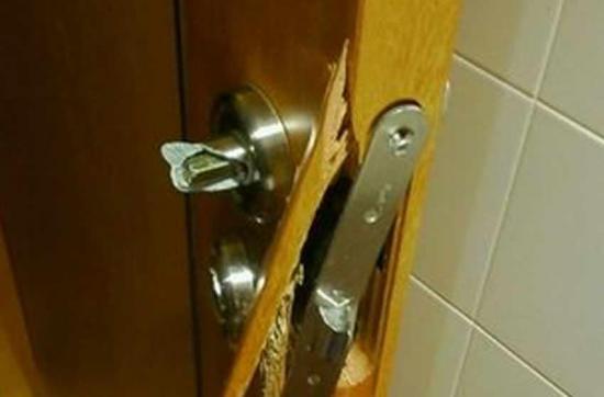 CHONE: Ladrones dañaron las puertas de una vivienda para robar