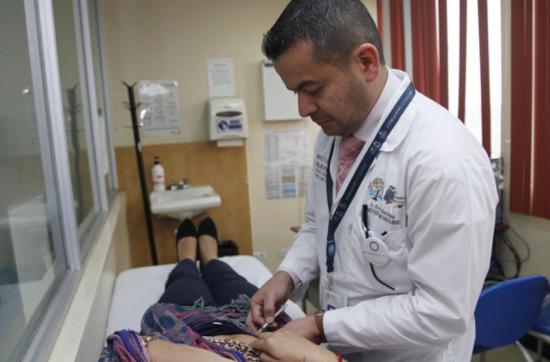 Gobierno contrata 120 médicos para Guayaquil y sigue recolectando cadáveres