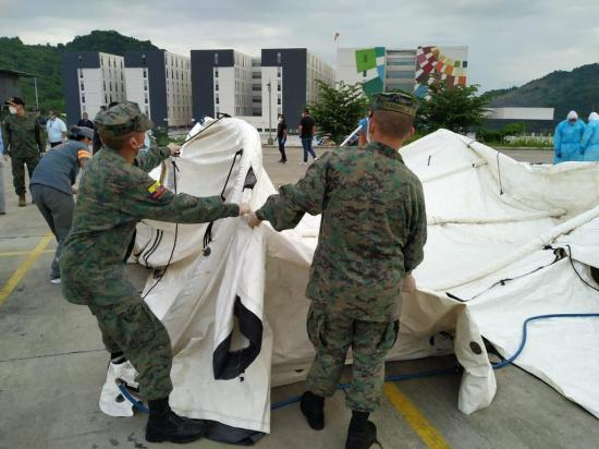 Las Fuerzas Armadas llevan un hospital móvil de la Cruz Roja a Guayaquil