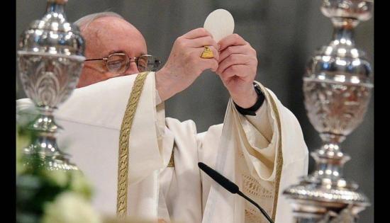 El papa honra en Jueves Santo a los 'santos' que luchan contra la pandemia