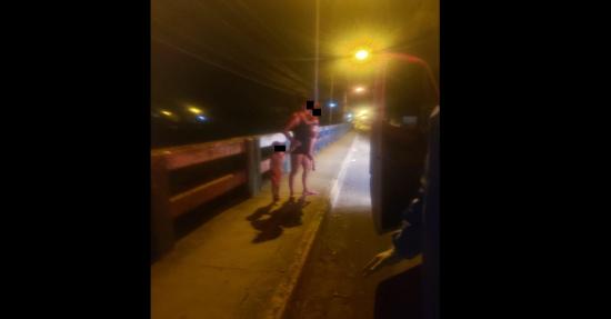 Portoviejo: Mujer intenta lanzarse desde un puente junto a sus dos hijas