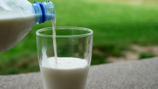 Polémica en Perú por el reparto de leche a punto de caducar en plena crisis por la pandemia