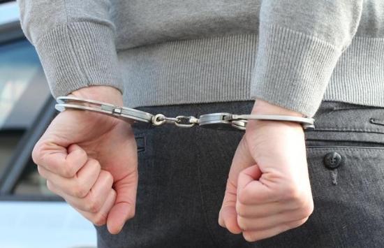 Hombre es detenido en Montecristi acusado de agredir a su pareja