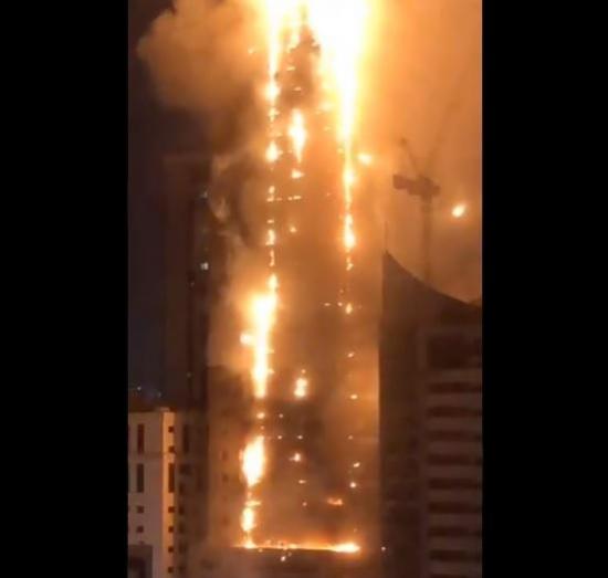 Voraz incendio en un rascacielos de Emiratos Árabes Unidos desata alarma