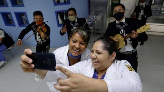 Médicas que atienden COVID-19 en México reciben regalos por Día de las Madres