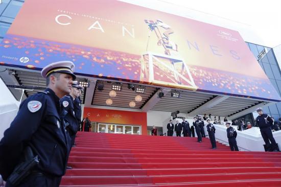 Cannes cambia su alfombra roja por un mensaje de gracias a los sanitarios