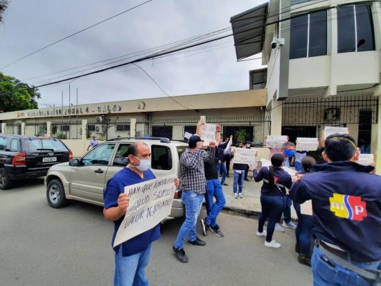 Servidores de la Zona 4 protestan en los exteriores de la Coordinación de Salud en Portoviejo