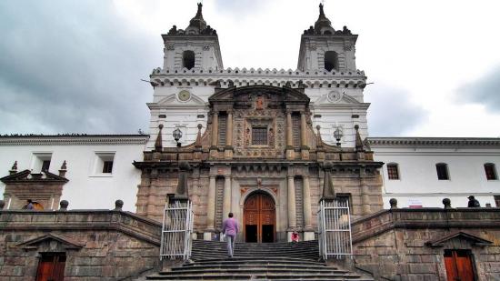 Ecuador abrirá sus templos e iglesias por 15 minutos, anuncia ministra Romo