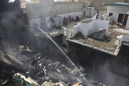 Un avión con 107 personas a bordo se estrelló en una zona residencial de Pakistán
