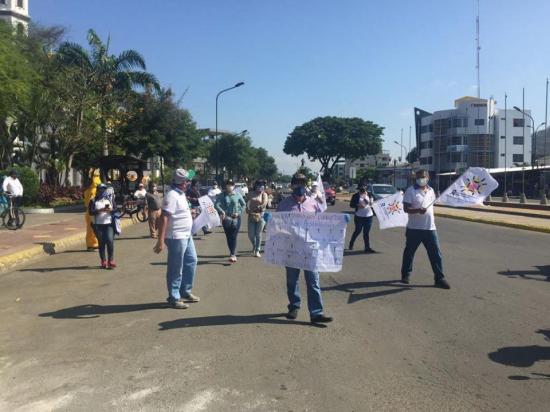 Red de Maestros realiza plantón contra medidas económicas en Portoviejo