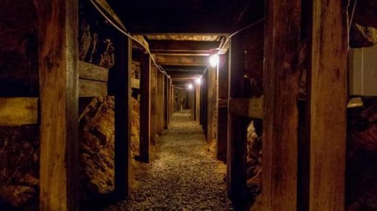 Sudáfrica cierra la mina de oro más profunda del mundo por 164 casos de COVID