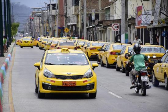 PORTOVIEJO: Desde hoy los taxistas podrán circular tres días a la semana