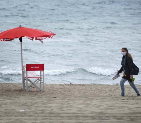 Italia reabre sus playas con la ayuda de apps y de vigilantes