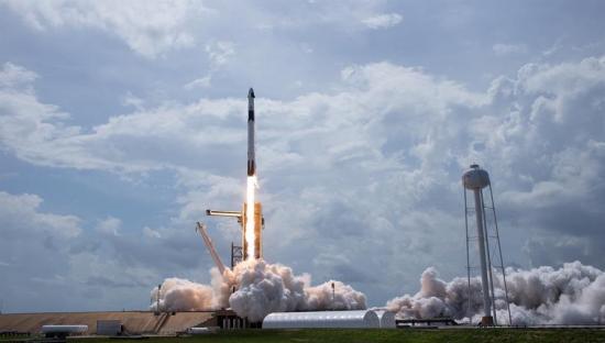 La cápsula de SpaceX llega a la EEI tras 19 horas de vuelo