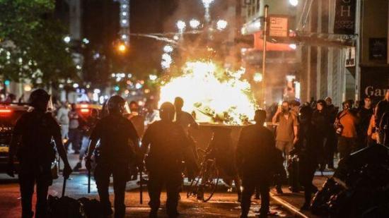 Sigue la violencia en las calles de EE.UU. y Trump culpa a la extrema izquierda