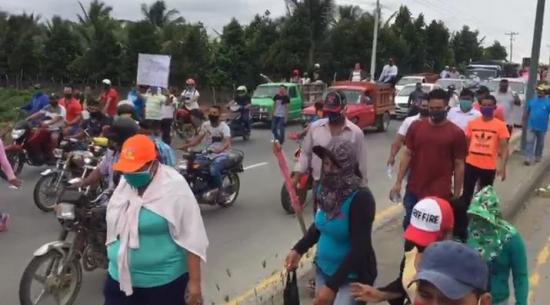 Habitantes de la parroquia Crucita protestan contra la Ley de Pesca de Ecuador