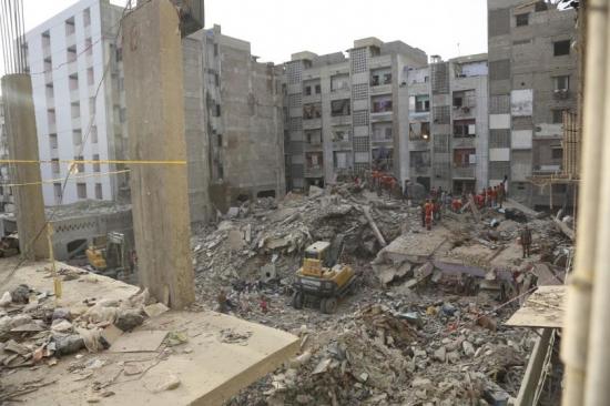 Ascienden a 22 los muertos por el derrumbe de un edificio en Pakistán