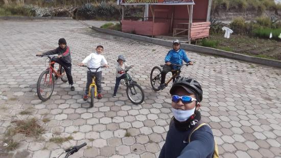 Viajó desde Riobamba a Manta en bicicleta para reencontrarse con su esposa