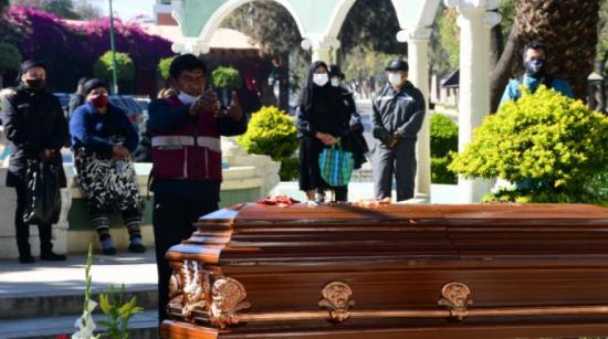 Vuelven con sus familiares fallecidos a casa tras el cierre de un cementerio en Cochabamba